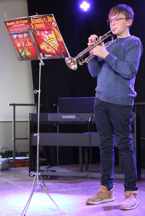 jeune trompettiste lors d'une audition sur une scène de l'école de musique de Pfastatt