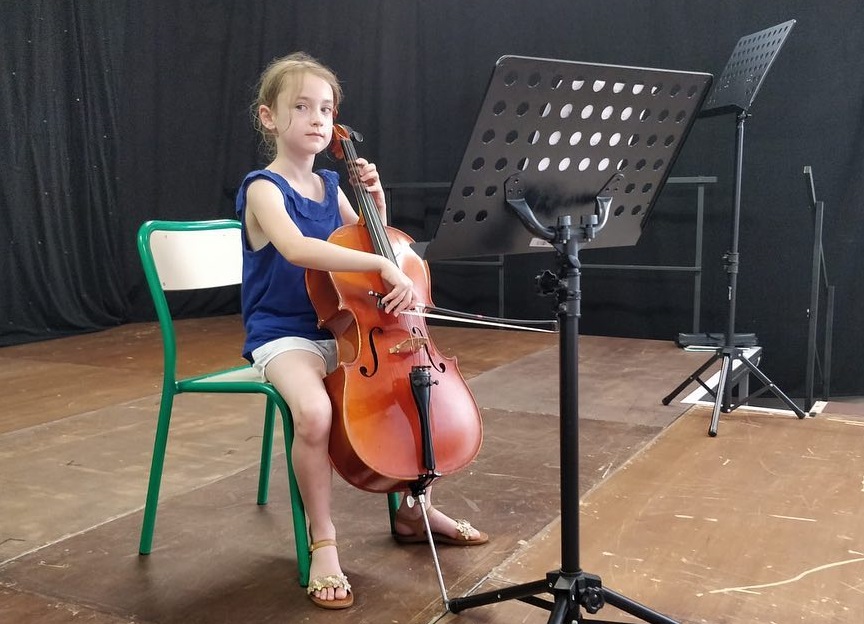 Jeune violoncelliste à l'école de l'union musicale de Pfastatt